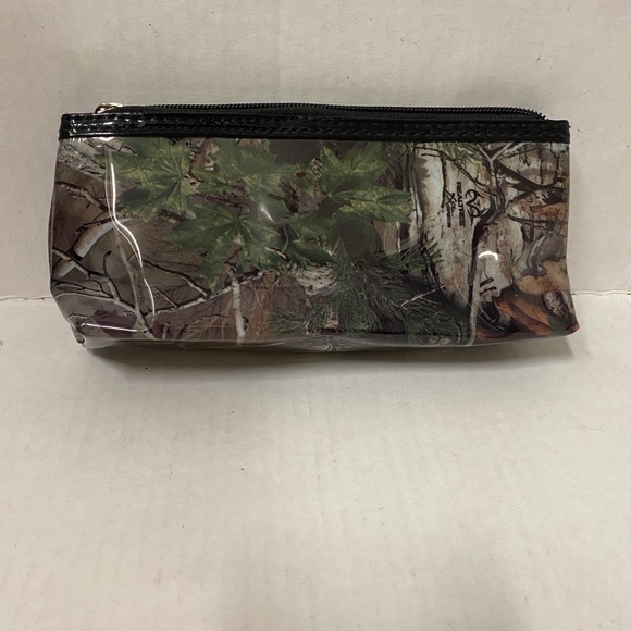 Realtree multi use case with shiny camouflage exterior perfect for small tools - Picture 3 of 6